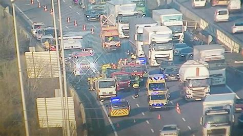 muere un hombre en barberà del vallès|Tres muertos en un accidente múltiple en Barberà del。